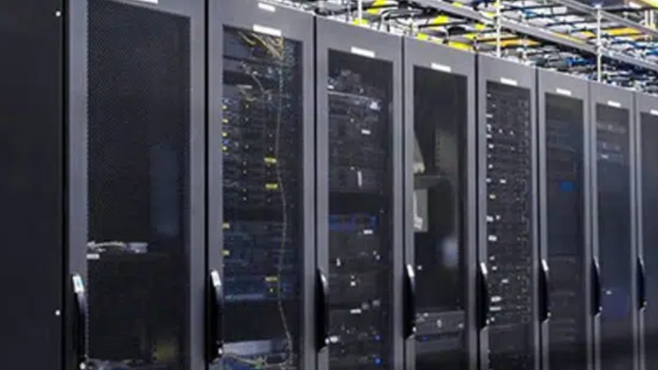 What safety precautions are taken when using server racks according to the advice of the server rack manufacturer?